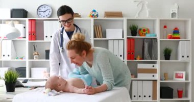 Anne Çocuk doktoru resepsiyonda yalan çocuk için jimnastik yapıyor