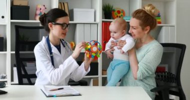 çocuk için renkli oyuncak çocuk doktoru resepsiyonda shoving doktor 