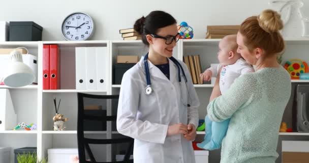 Kinderarzt Lädt Mutter Und Kind Ins Büro Ein — Stockvideo