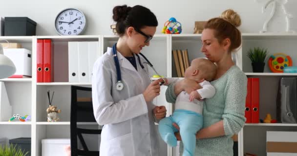 Médecin Examinant Bébé Sur Les Mains Mère — Video
