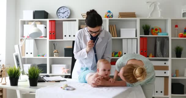 Arzt Hört Stethoskop Von Kind Auf Tisch — Stockvideo