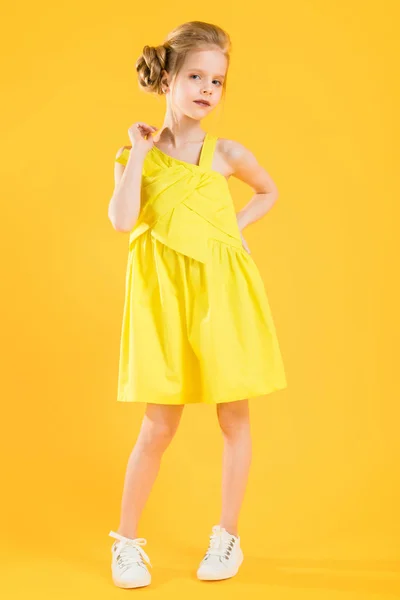 Uma Adolescente Vestido Amarelo Posando Fundo Amarelo — Fotografia de Stock