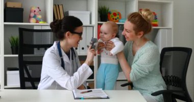 veren oyuncak bebek beyaz odada için doktor