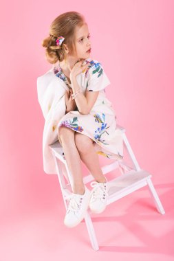 Pembe arka planda güzel bir kızın portresi..