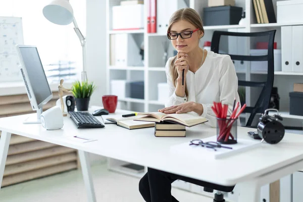 Genç bir kız ofiste bir masada oturur ve bir kalem elinde tutar. Önce kız açık bir kitap yatıyor.