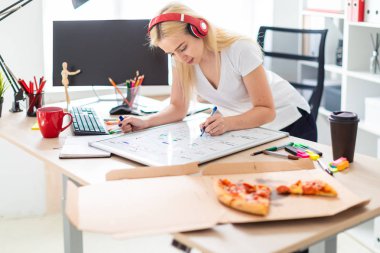 Kulaklık bir genç kız tablo anlamına gelir ve bir işaretleyici elinde tutar. Bir manyetik tahta tablodur.