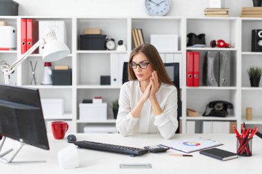 Ofisteki bilgisayar masasında genç bir kız oturuyor..