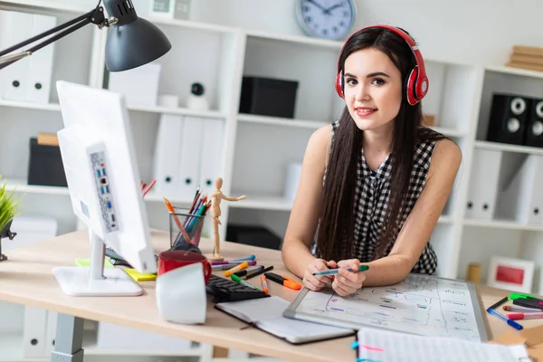 Genç bir kız bir tablo duruyor, bir yeşil işareti onun elinde tutan ve bir bilgisayar ve bir manyetik kurulu ile çalışır. Kulaklıklar giyen kız kafasına.
