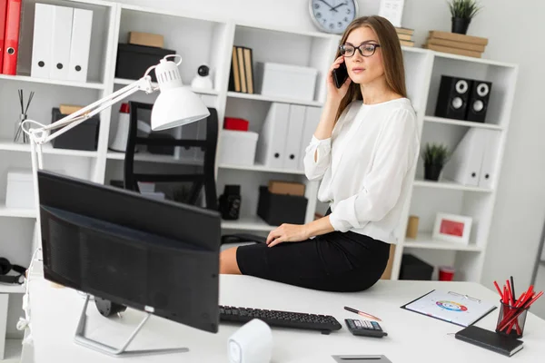 Genç bir kız ofiste masaya oturdu ve telefonda konuşuyordum.