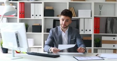 işadamı beyaz ofis masada oturan ve belgeleri sunan takım elbise ceket