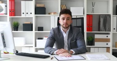 iş adamı dinleme ve masanın üzerine kafa atarak getting boşa çıkarmak