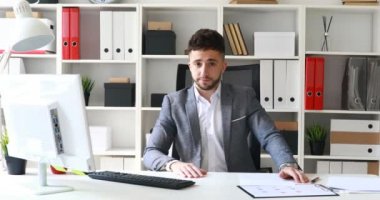 işadamı beyaz ofis masada oturan ve olumsuz kafa sallayarak takım elbise ceket