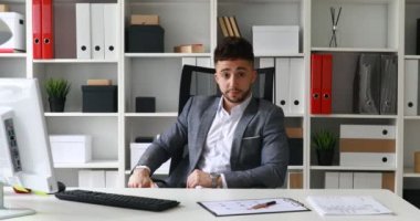 Baş ofis sandalye sallanan arkasında beyaz ofis masada oturan ve atma işadamı eller