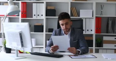 işadamı okuma, yırtılma ve kağıtları çöpe beyaz ofis masasında