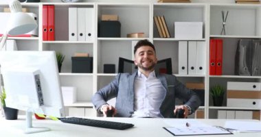 işadamı beyaz ofis masada oturan ve başarı sevindirici takım elbise ceket