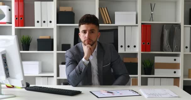 Direktör Sitter Vid Bord Vit Office Och Sätta Handen För — Stockvideo