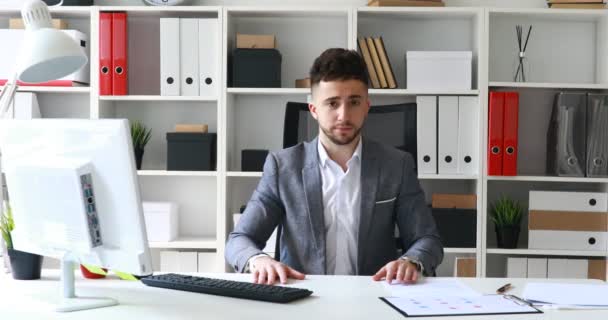 Regisseur Anzug Sitzt Tisch Weißen Büro Und Schüttelt Negativ Den — Stockvideo