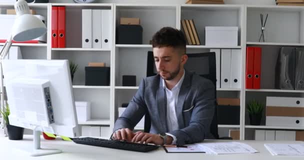 Affärsman Sitter Vid Bord Vit Office Utskrift Tangentbordet Och Kasta — Stockvideo