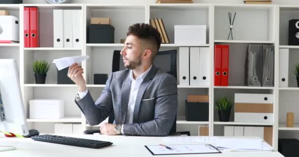 Hombre Negocios Oficina Blanca Lanzamiento Avión Papel — Vídeos de Stock