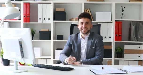 Junger Geschäftsmann Sitzt Tisch Weißen Büro Lächelt Und Zeigt Zustimmende — Stockvideo