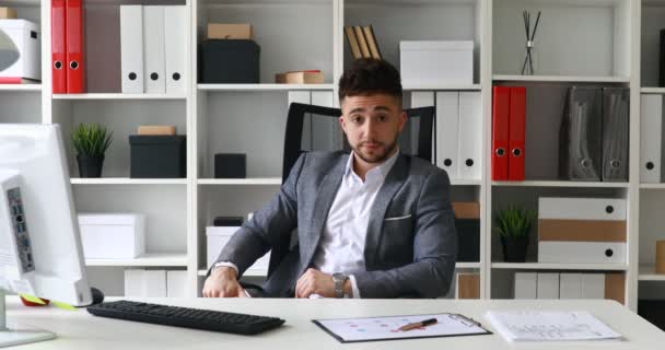 Geschäftsmann Sitzt Weißen Büro Tisch Und Wirft Die Hände Hinter — Stockvideo