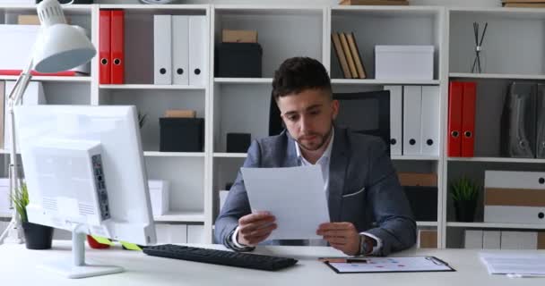 Işadamı Okuma Yırtılma Kağıtları Çöpe Beyaz Ofis Masasında — Stok video