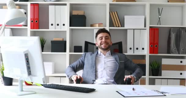 穿着西装的商人坐在白色办公室的桌子上 在成功中欢欣鼓舞 — 图库视频影像