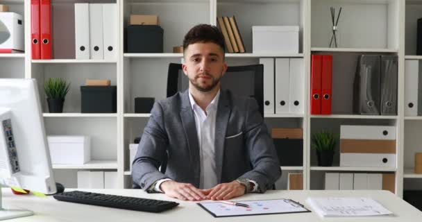 Empresário Terno Casaco Sentado Mesa Escritório Branco Olhando Para Câmera — Vídeo de Stock