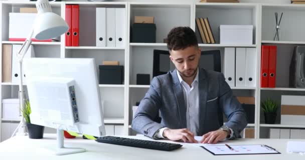 Geschäftsmann Anzug Sitzt Tisch Weißen Büro Signiert Dokument Und Bastelt — Stockvideo