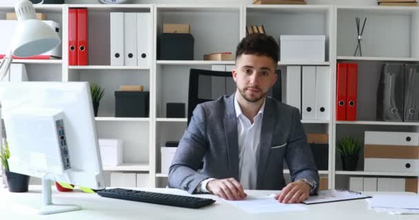 Jonge Man Pak Jas Aan Tafel Wit Office Het Aanbieden — Stockvideo