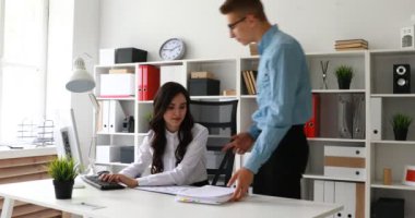 çalışanın kağıtları arasında gerekli belgeler için arama iş adamı