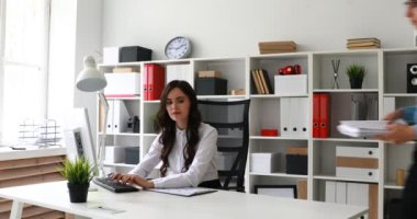 Sekreter yöneticiden belgeleri paket alma