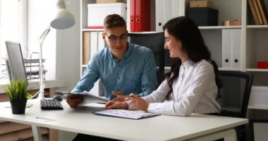 Office-koltuklarda oturan proje tartışırken iş arkadaşları