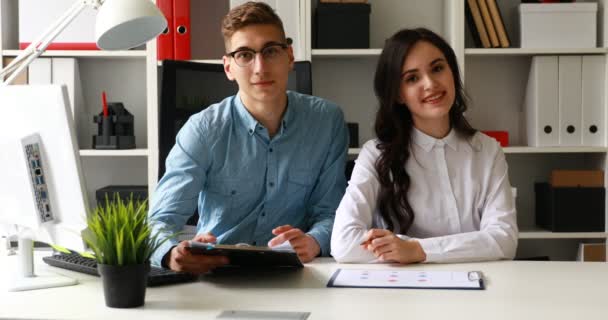 Trabalhadores Escritório Sentados Mesa Sorrindo Para Câmera — Vídeo de Stock