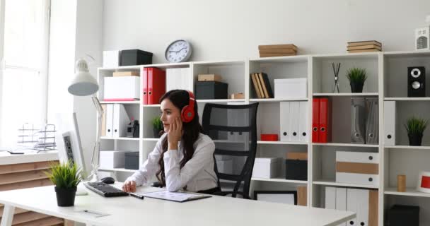 Secretaria Con Auriculares Rojos Recibiendo Nuevos Documentos Del Director — Vídeo de stock