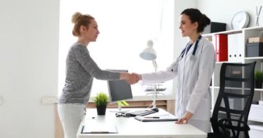  Doktor ve hasta ofiste tokalaşırken