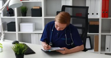 form doldurma ve kameraya bakarak Office doktor