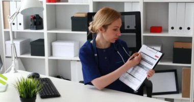Notlar gazetelerde gösterilen ve kameraya bakarak doktor