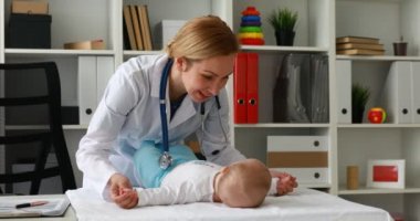 Çocuk doktoru yoğurma Çocuk ellerini masanın koy