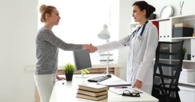  Doktor ve hasta ofiste tokalaşırken