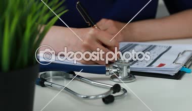 Doktor dolum kağıtları stetoskop görüntü kırpılmış 