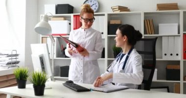 kadın doktorlar belgelerdeki verileri karşılaştırma