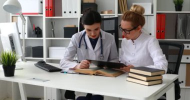 iki kadın doktor çalışma ile tıbbi dizini