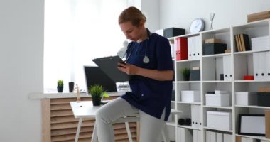 karşı pencere otururken Doktor dolum kağıtları masa