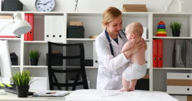 doktor ofisinde jimnastik egzersizleri ile çocuk yapma