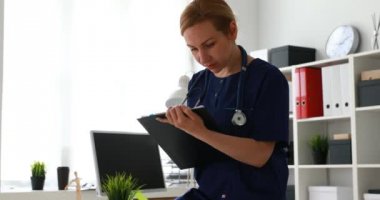 Bir doktor doldurma kırpılmış görüntü ters pencere kağıtları 