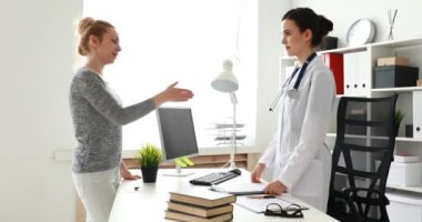  Doktor ve hasta ofiste tokalaşırken