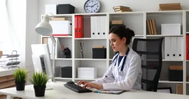 Kadın doktorlar ofiste belgelerle çalışıyorlar.