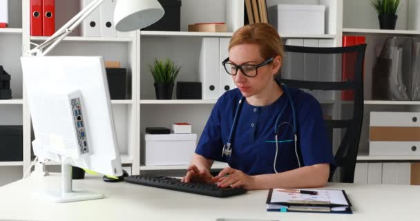 Médico Con Bata Laboratorio Azul Sentado Lugar Trabajo Trabajando Computadora — Vídeos de Stock