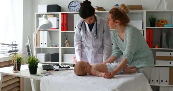 Anne Genç Doktor Muayene Çocuk Masasında — Stok video